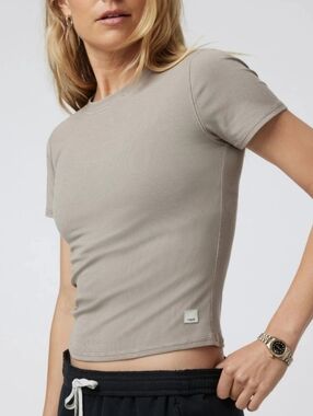 Vuori Pose Fitted Tee Short Sleeve Ribbed Stretch Athleisure Heathered Gray Smal